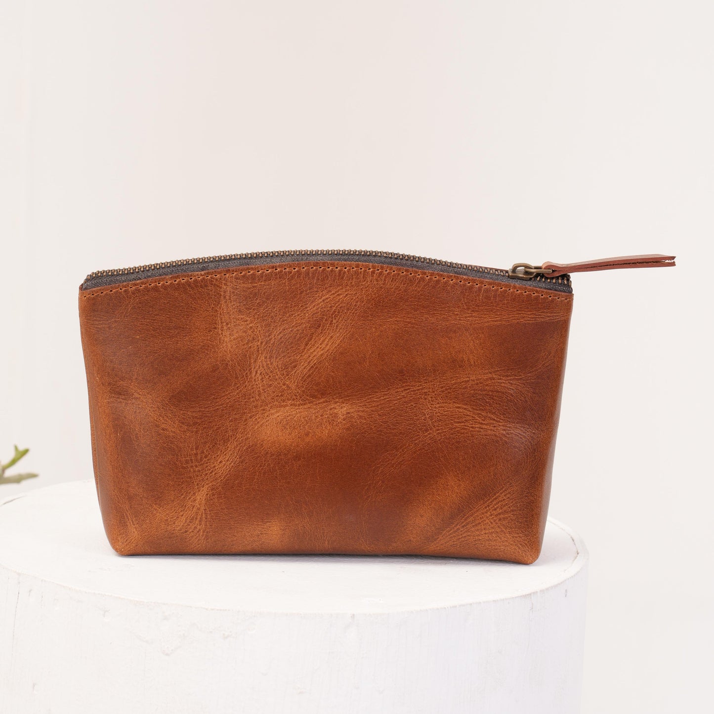 Personalized Cosmetic Make Up Bag For Bridesmaid Leather Toiletry Bag Leather Makeup Pouch Makeup Bag for Women Full Grain Leather Dopp Kit