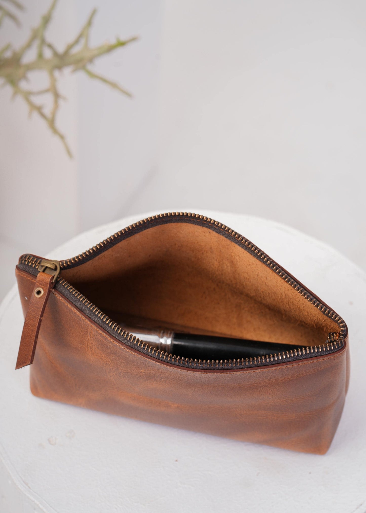Personalized Cosmetic Make Up Bag For Bridesmaid Leather Toiletry Bag Leather Makeup Pouch Makeup Bag for Women Full Grain Leather Dopp Kit